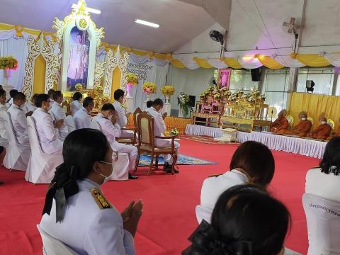ร่วมพิธีทำบุญตักบาตรและวางพวงมาลาถวายสักการะ