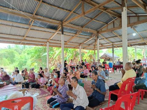 ร่วมทำบุญตักบาตรตาปู่กลางบ้านหนองตาโรง หมู่ 10