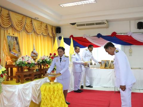 ประธานในพิธีรับพระราชทานพระบรมฉายาลักษณ์ พระบาทสมเด็จพระเจ้าอยู่หัว และสมเด็จพระนางเจ้าฯ พระบรมราชินี ณ ห้องประชุมชั้น 2 องค์การบริหารส่วนตำบลนางรอง