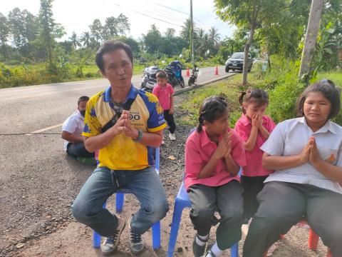ร่วมทำบุญตักบาตร ณ บริเวณหน้าโรงเรียนบ้านหนองงิ้วหนองไทร