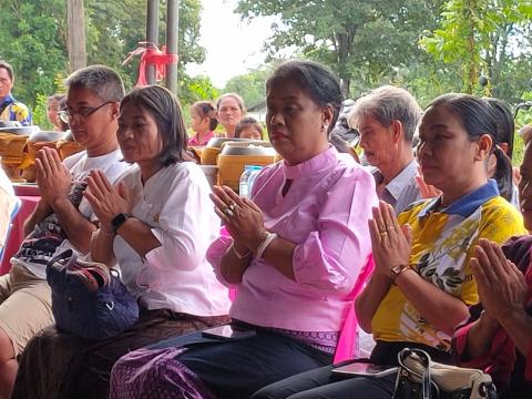 ร่วมทำบุญตักบาตร ณ บริเวณหน้าโรงเรียนบ้านหนองงิ้วหนองไทร
