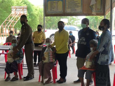 เยียวยาเบื้องต้นผู้ประสบภัยโควิด ทั้ง 14 หมู่บ้าน